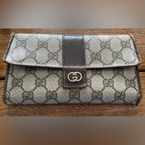 Vintage Gucci Woman’s Wallet.  7x4 inches.  KissLock Coin, Zipper area, GG Close